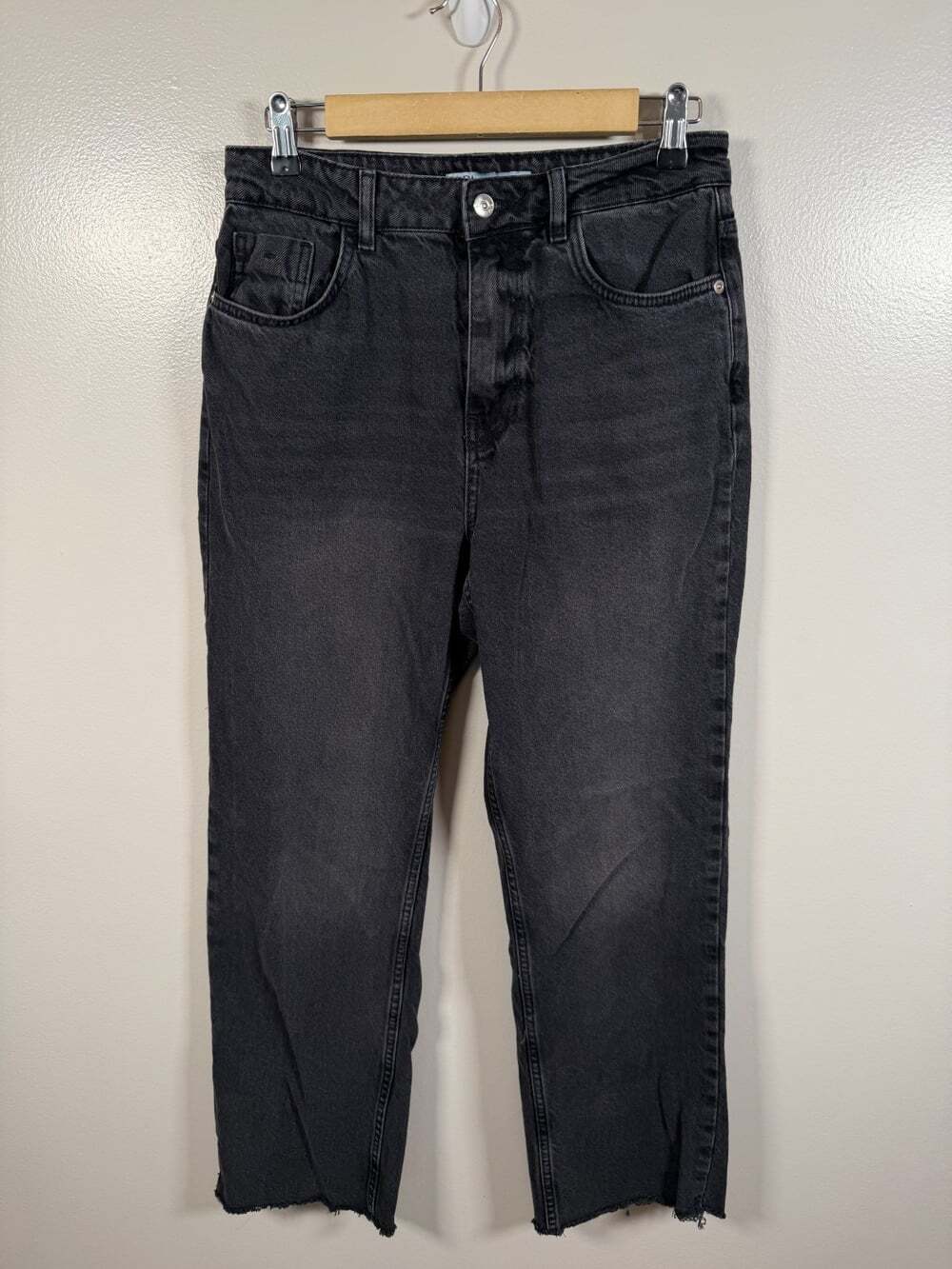 Zara High Rise Straight Leg Jeans Size 6 28 Washed Black Frayed Raw Hem Denim